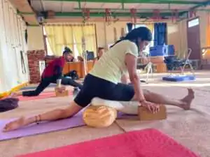 student performing yoga at yoga school mahiyoga